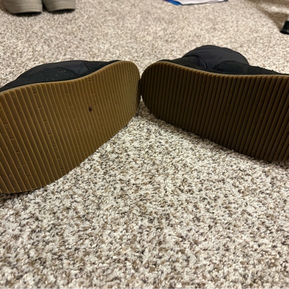 Sanuk Black Puff n Chill Boots - Picture 4 of 4